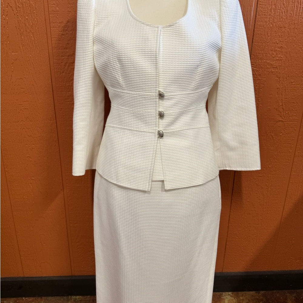 Tahari Elegant White Women's Skirt Suit